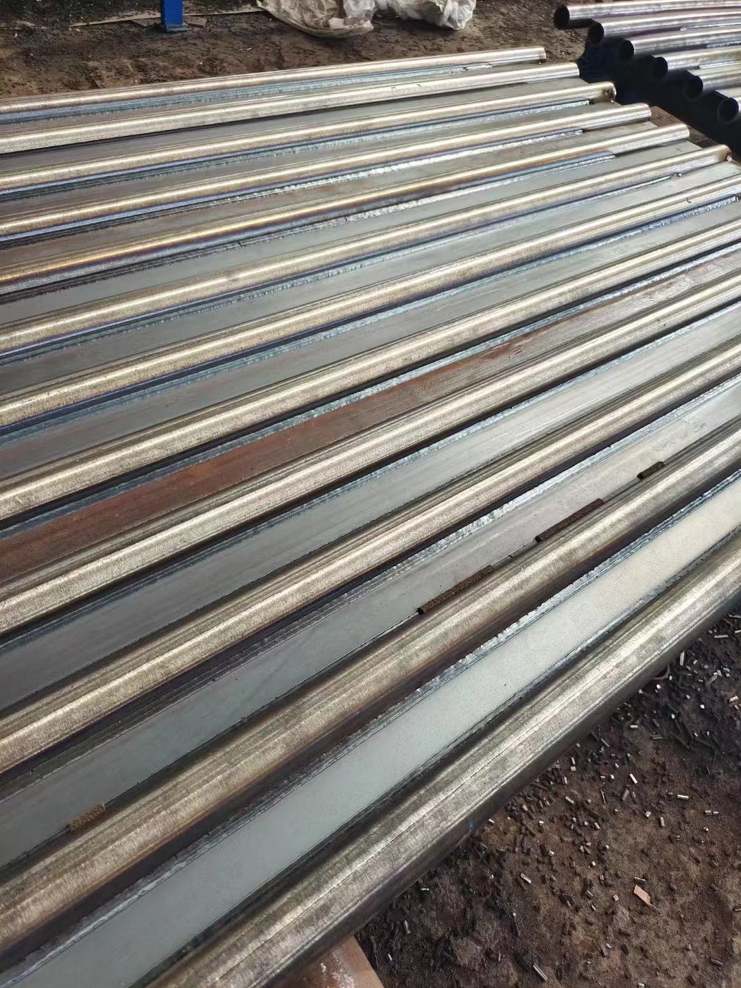 Φ38.1×7.5 SA-213T2 每件9根水冷壁管一排，長12米，管節(jié)距50.8mm,鰭片連接，鰭片為膜式扁鋼厚δ6.4㎜，材料為15CrMo，采用雙面坡口焊接型式