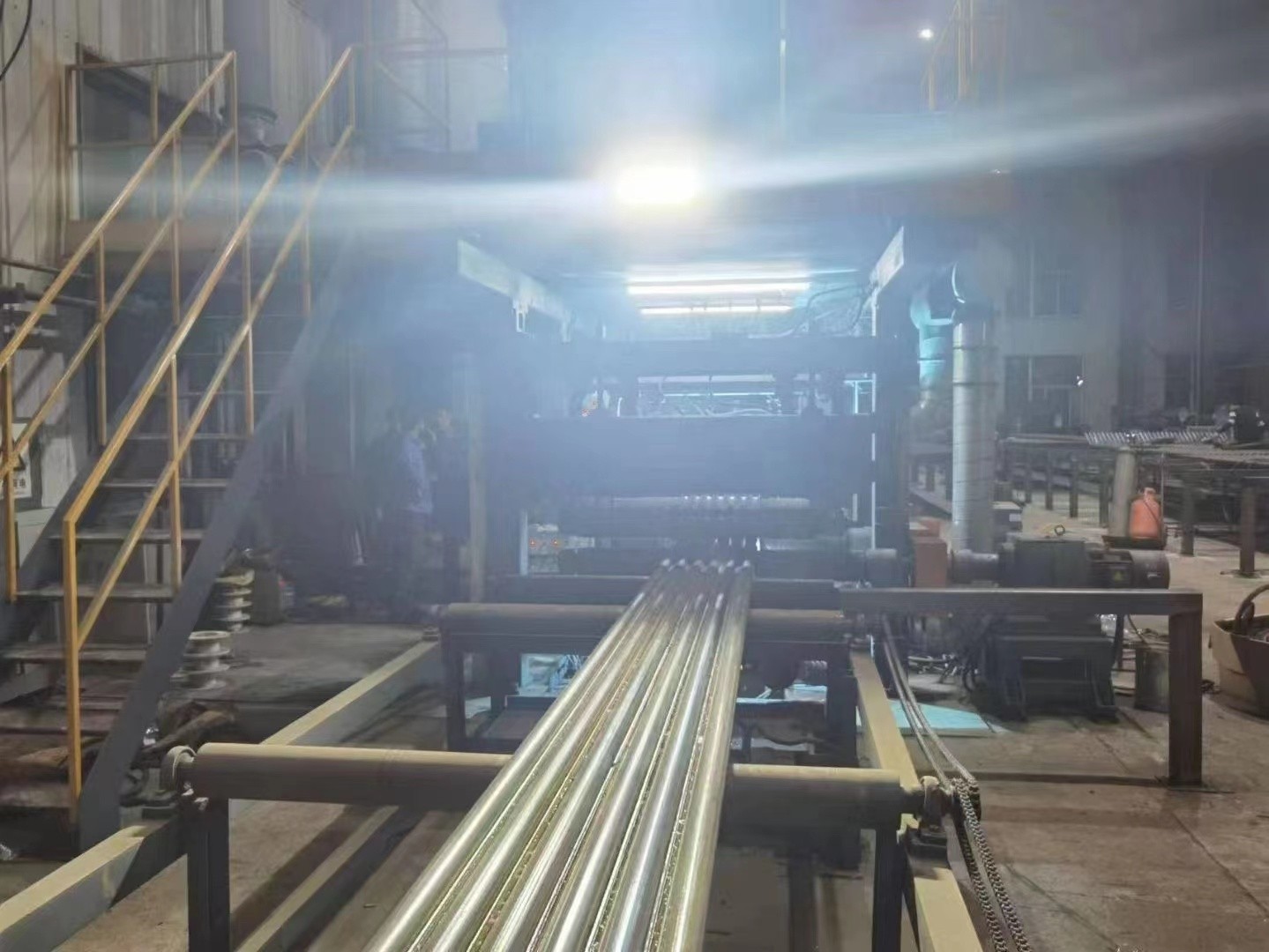 水冷壁管屏|Φ38.1×7.5 SA-213T2 每件9根水冷壁管一排，長(zhǎng)12米，管節(jié)距50.8mm,鰭片連接，鰭片為膜式扁鋼厚δ6.4㎜，材料為15CrMo，采用雙面坡口焊接型式